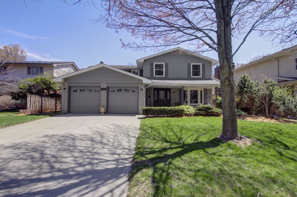 Spectacular Shoreacres Family Home!