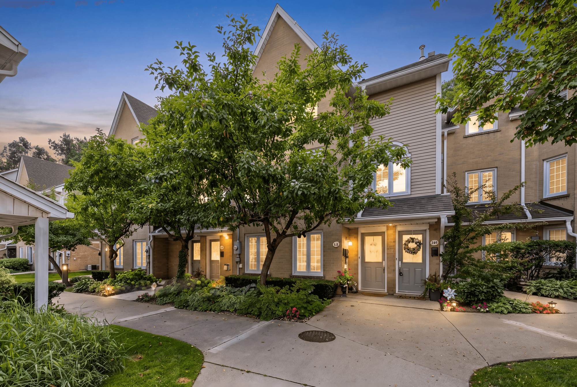 218-2110 Cleaver Avenue, Burlington, Ontario   - Photo 1 - RP6594120513